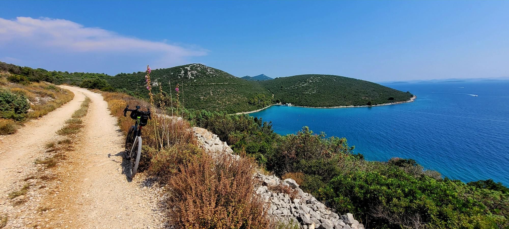 Zdjęcie nr 3 z trasy rowerowej Pašman Island Gravel Ride, 50 m n.p.m., km 15.8. Nakręcone Rowerem, data: 10.07.2024, 15:34.