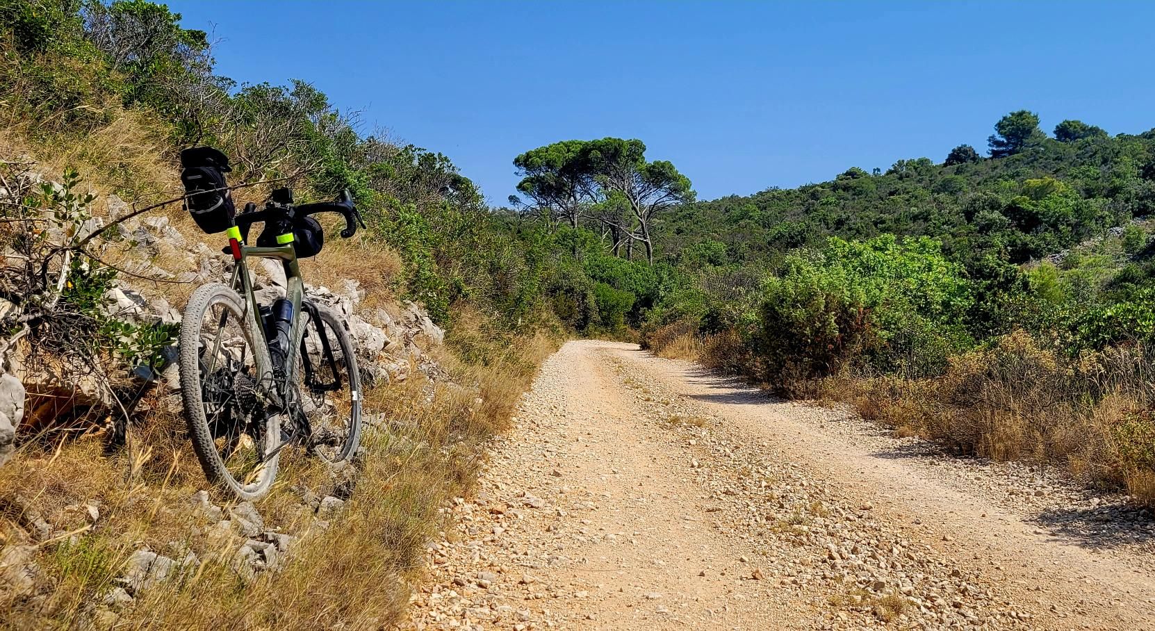 Zdjęcie nr 4 z trasy rowerowej Pašman Island Gravel Ride, 59 m n.p.m., km 23.7. Nakręcone Rowerem, data: 10.07.2024, 15:39.