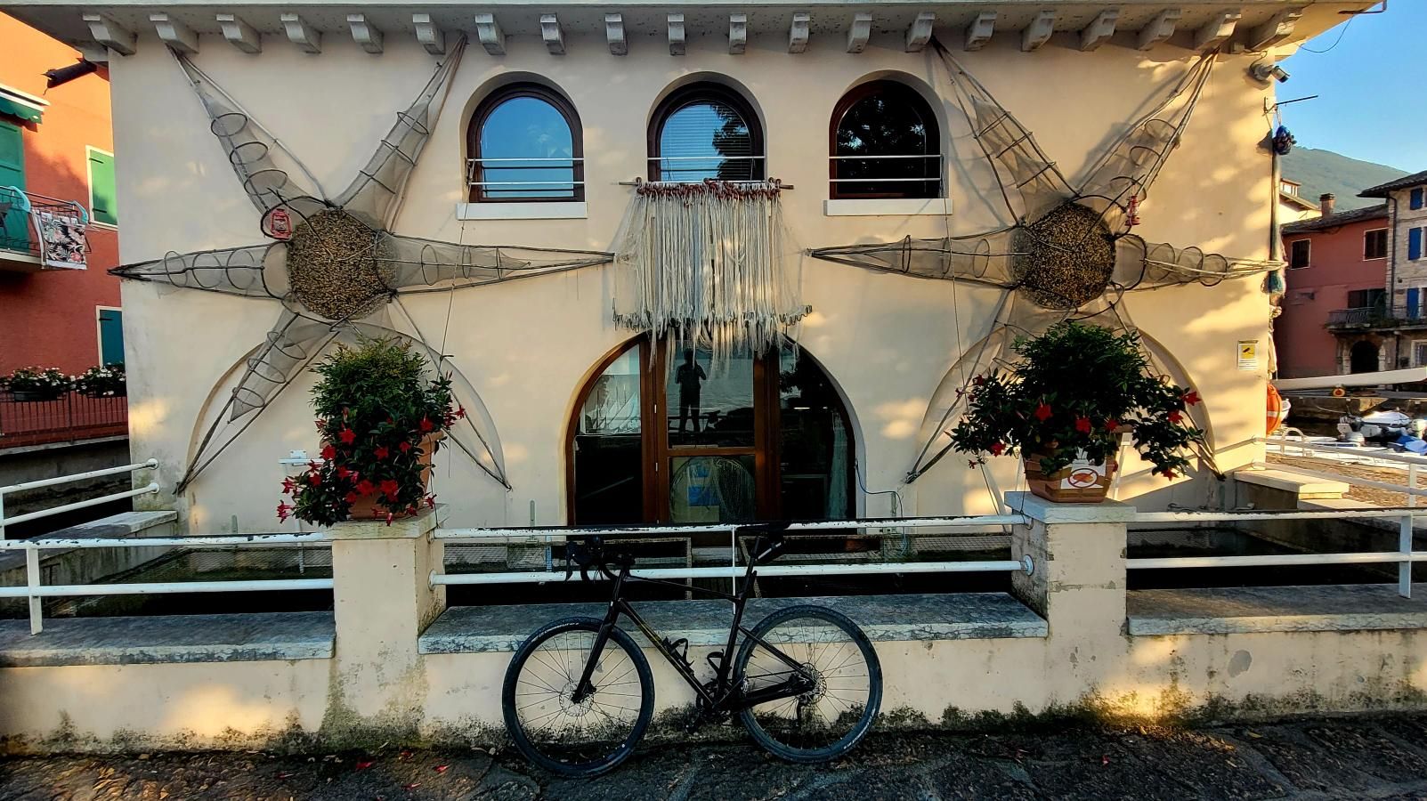 Zdjęcie nr 7 z trasy rowerowej Garda Ride / Strada Ponale / Limone..., 68 m n.p.m., km 64.1. Nakręcone Rowerem, data: 30.08.2024, 18:35.