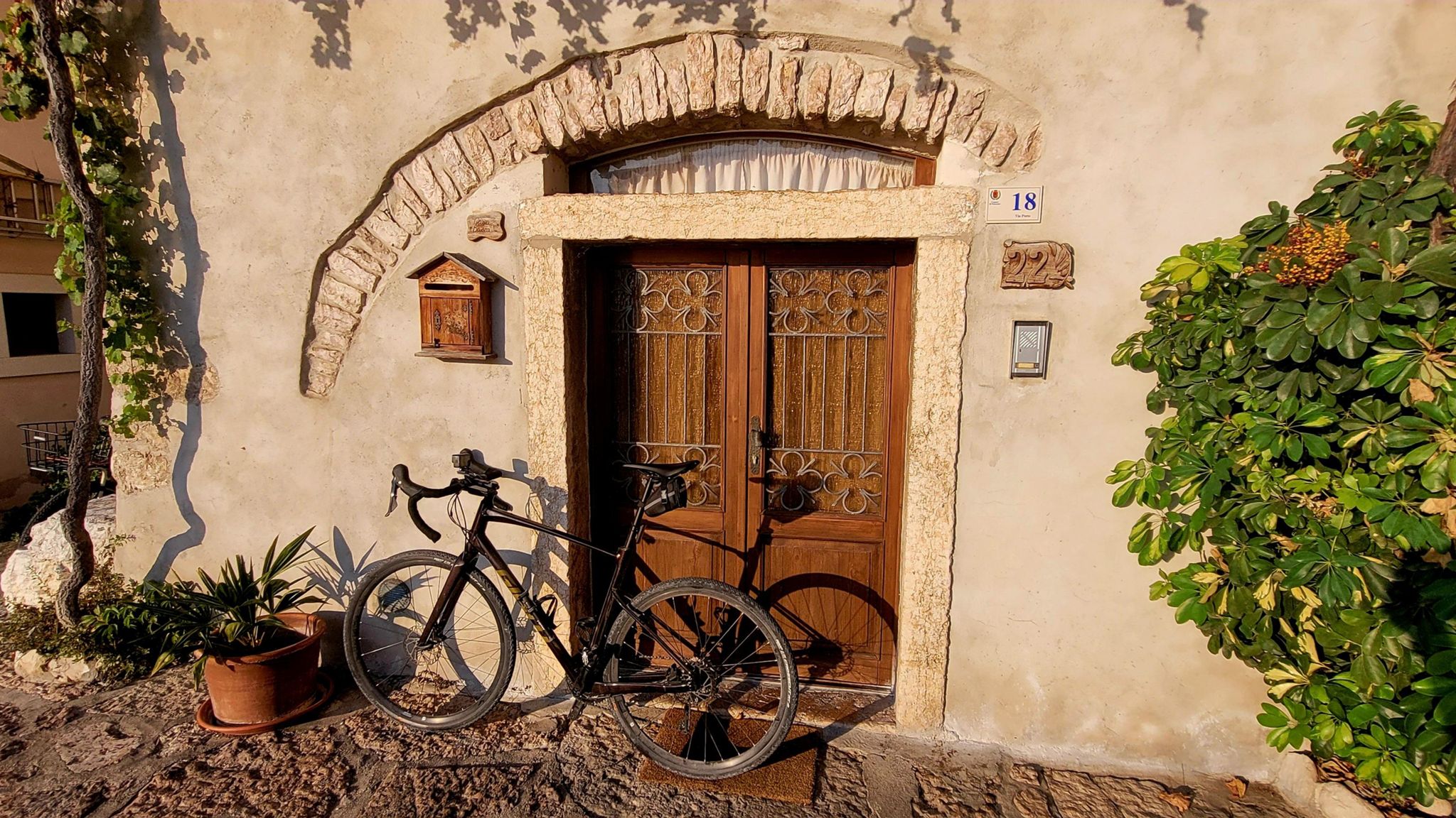 Zdjęcie nr 6 z trasy rowerowej Garda Ride / Strada Ponale / Limone..., 68 m n.p.m., km 53.4. Nakręcone Rowerem, data: 30.08.2024, 18:34.