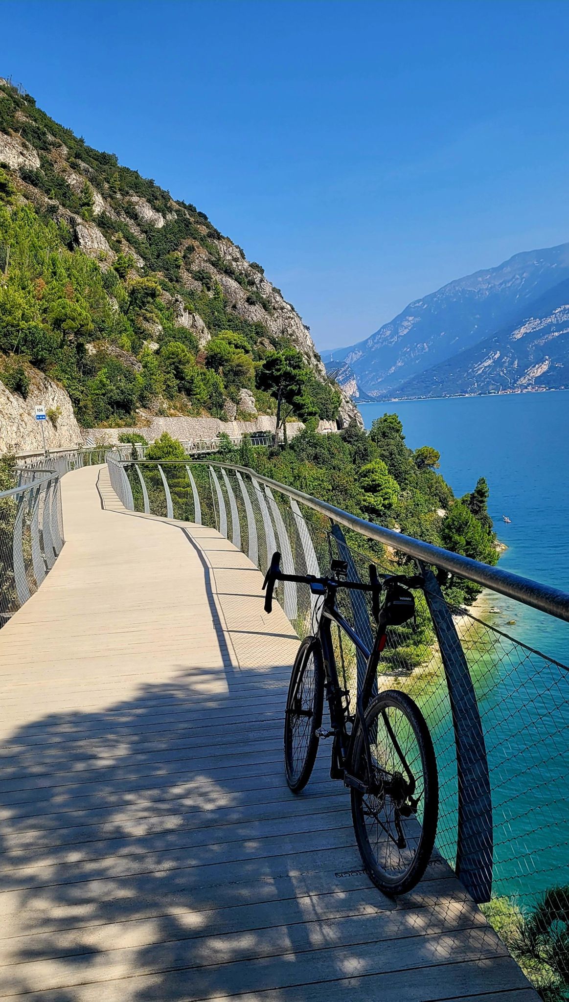 Zdjęcie nr 3 z trasy rowerowej Garda Ride / Strada Ponale / Limone..., 97 m n.p.m., km 21.4. Nakręcone Rowerem, data: 30.08.2024, 12:41.