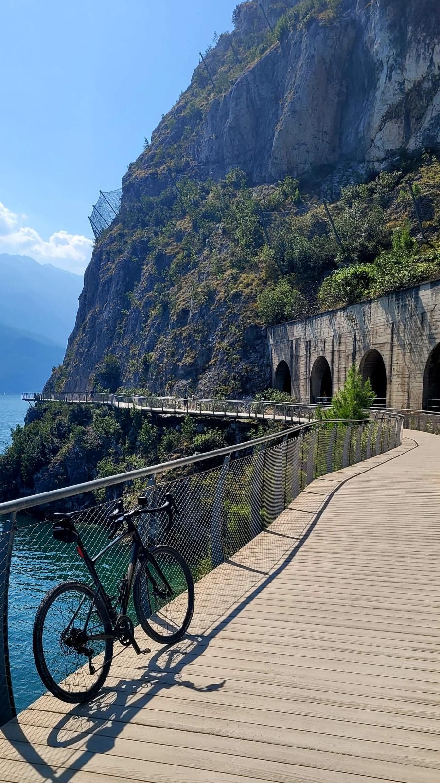 Zdjęcie nr 2 z trasy rowerowej Garda Ride / Strada Ponale / Limone..., 82 m n.p.m., km 10.7. Nakręcone Rowerem, data: 30.08.2024, 12:37.