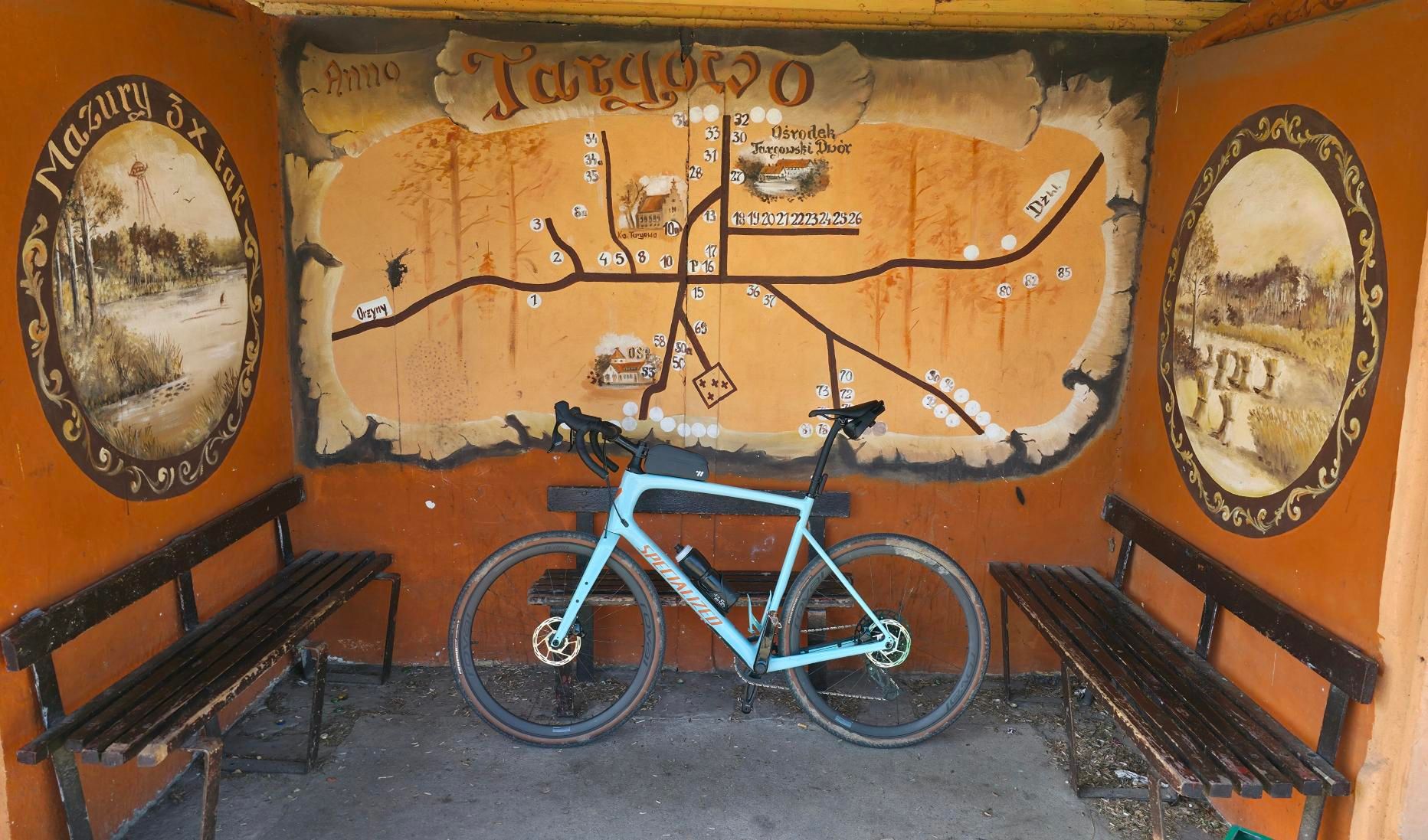 Zdjęcie nr 1 z trasy rowerowej Kolej na szutry Warmii i Mazur. Gravelowa pętla z Biskupca przez Dźwierzuty i Targowo na Specialized Diverge, 173 m n.p.m., km 0. Nakręcone Rowerem, data: 21.04.2025, 09:27.