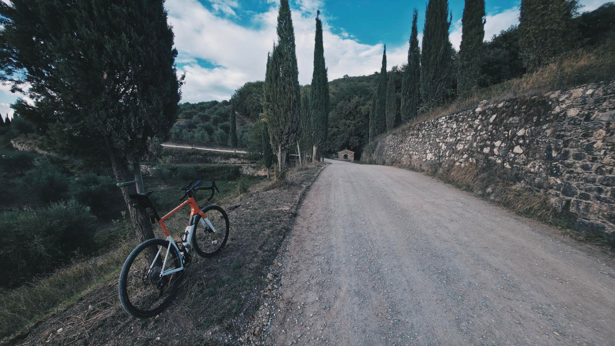 Zdjęcie nr 5 z trasy rowerowej Strade Bianche w Chianti: Śladami L'Eroica na gravelu przez serce toskańskich winnic, 553 m n.p.m., km 82.5. Nakręcone Rowerem, data: 19.09.2026, 17:09.