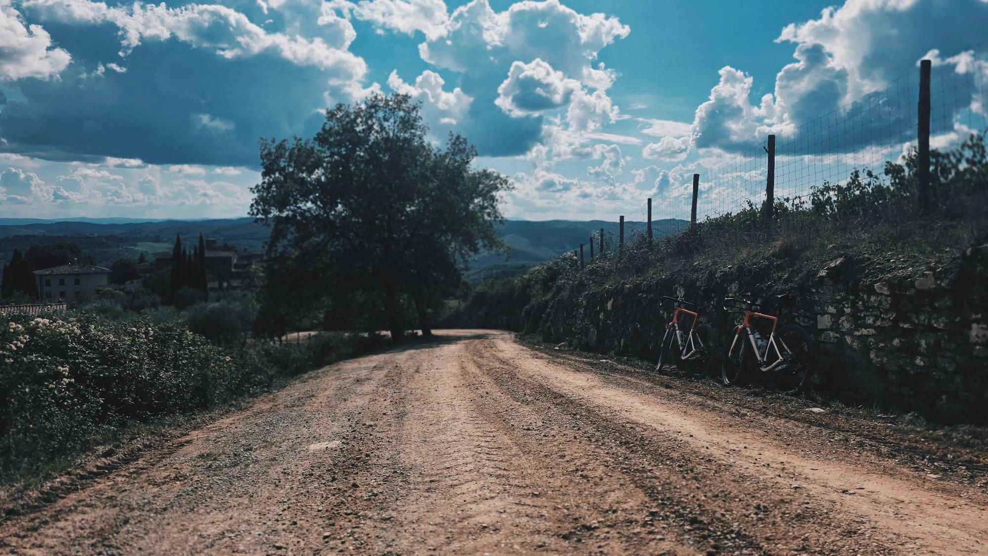 Zdjęcie nr 4 z trasy rowerowej Strade Bianche w Chianti: Śladami L'Eroica na gravelu przez serce toskańskich winnic, 644 m n.p.m., km 61.9. Nakręcone Rowerem, data: 19.09.2026, 15:24.