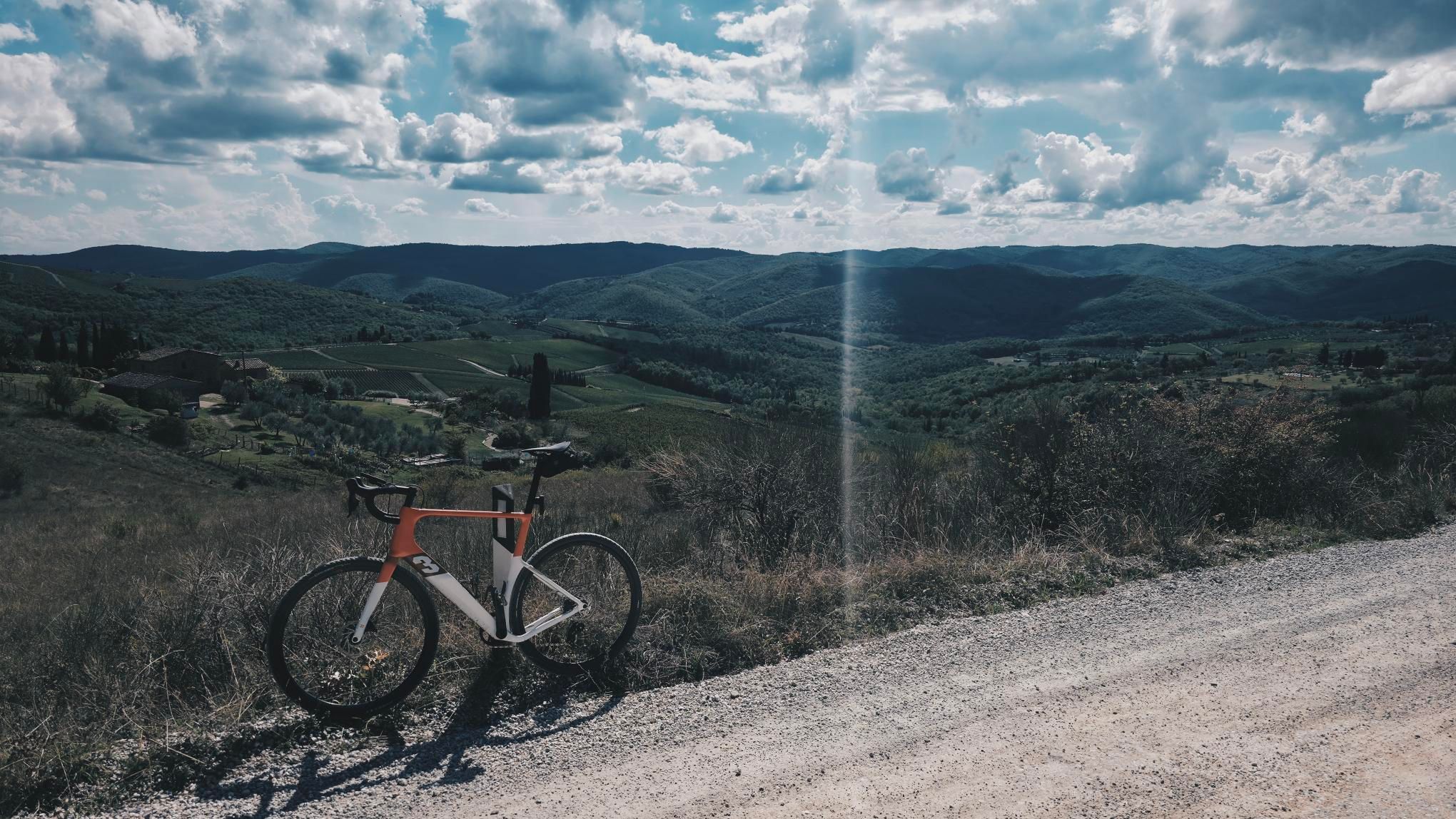 Zdjęcie nr 3 z trasy rowerowej Strade Bianche w Chianti: Śladami L'Eroica na gravelu przez serce toskańskich winnic, 514 m n.p.m., km 41.3. Nakręcone Rowerem, data: 19.09.2026, 14:23.