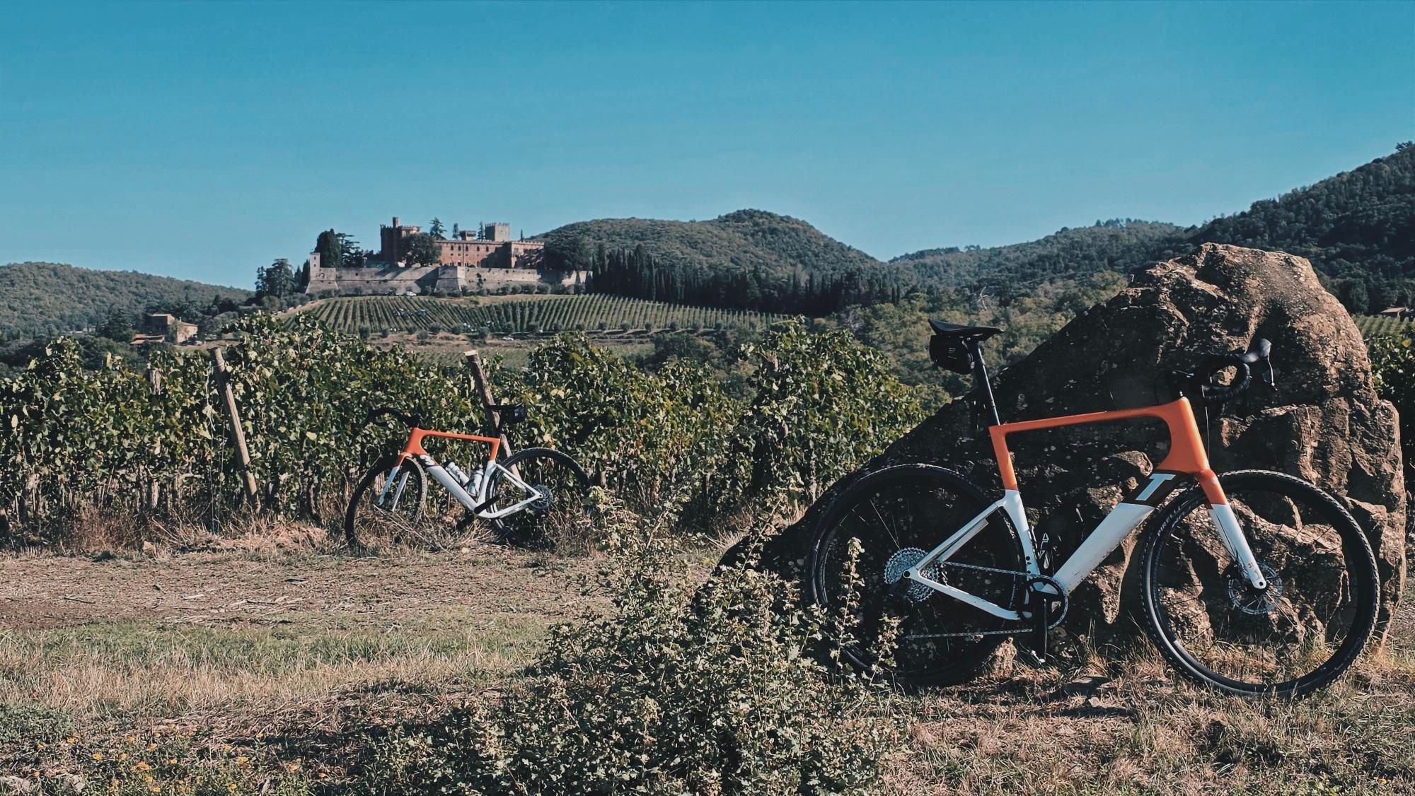 Zdjęcie nr 1 z trasy rowerowej Strade Bianche w Chianti: Śladami L'Eroica na gravelu przez serce toskańskich winnic, 461 m n.p.m., km 0. Nakręcone Rowerem, data: 19.09.2026, 10:08.